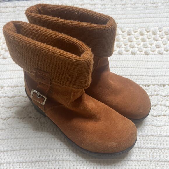 CROCS 11554 Woman 10 Fold Over Ankle Boot Suede Leather Tan Winter Buckle Boho - Picture 13 of 16